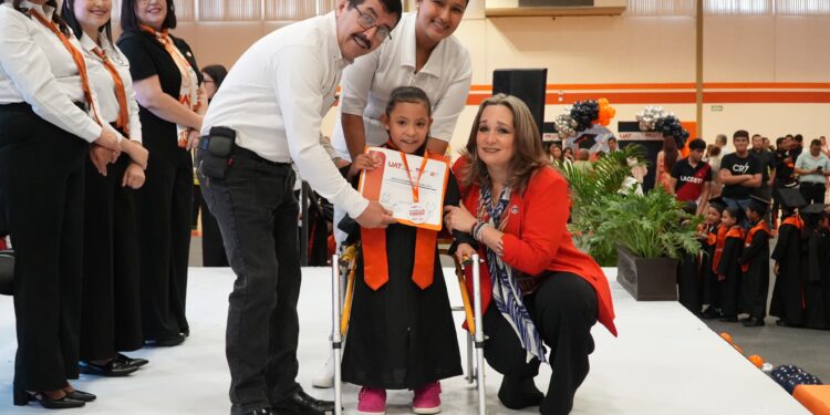 El rector Dámaso Anaya y la Lic. Isolda Rendón presiden graduación de los CENDIS de la UAT