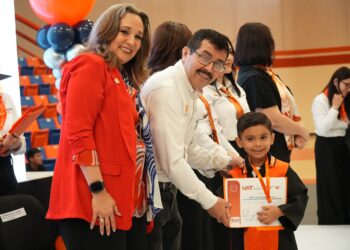 El rector Dámaso Anaya y la Lic. Isolda Rendón presiden graduación de los CENDIS de la UAT