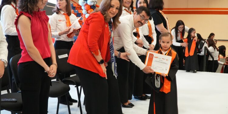 El rector Dámaso Anaya y la Lic. Isolda Rendón presiden graduación de los CENDIS de la UAT