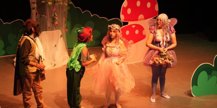 Despliegan estudiantes de la UAT su talento en obra teatral