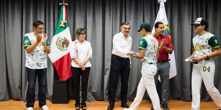 Abandera Américo Villarreal liga de béisbol tamaulipeca que representará a México en Mundial