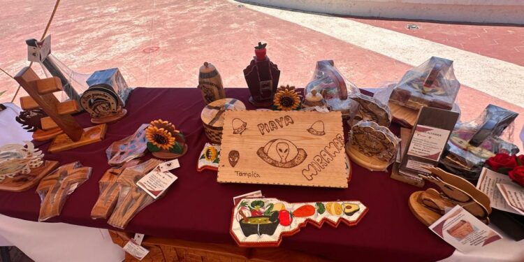 Instala CEDES Altamira punto de venta de artesanías en Playa Miramar