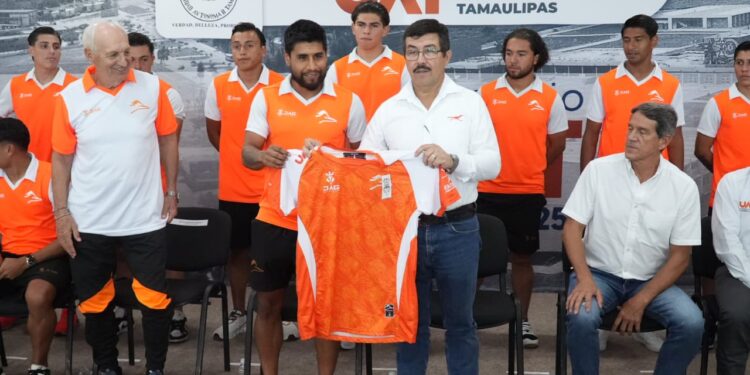 Rector de la UAT presenta oficialmente al equipo Correcaminos para el Torneo Apertura 2025 de la Liga de Expansión