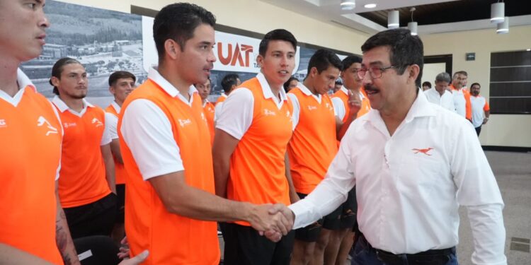Rector de la UAT presenta oficialmente al equipo Correcaminos para el Torneo Apertura 2025 de la Liga de Expansión