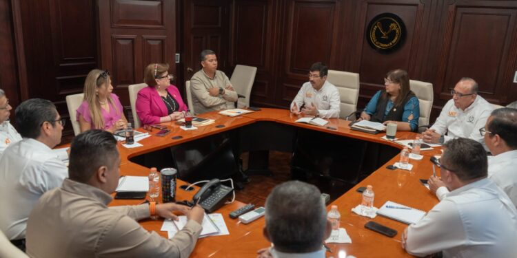 Llama rector a su gabinete a redoblar esfuerzos