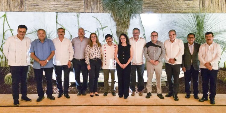 Participa rector de la UAT en reunión nacional con el jurista Hugo Aguilar