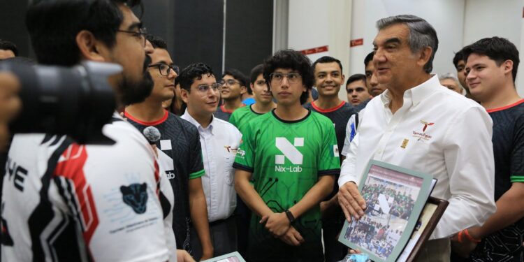 Américo reconoce a deportistas y jóvenes tamaulipecos