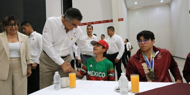 Américo reconoce a deportistas y jóvenes tamaulipecos