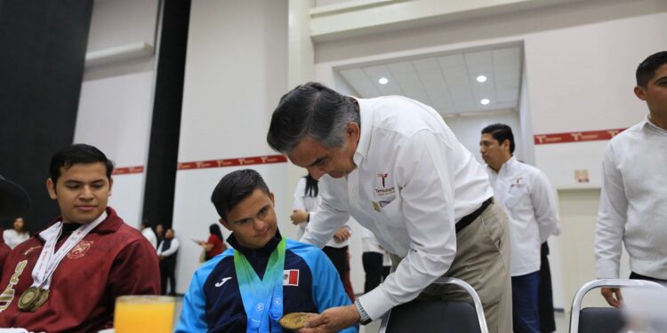 Américo reconoce a deportistas y jóvenes tamaulipecos