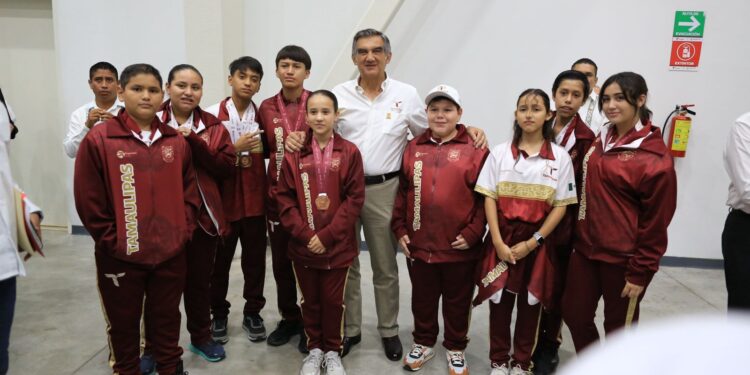 Américo reconoce a deportistas y jóvenes tamaulipecos