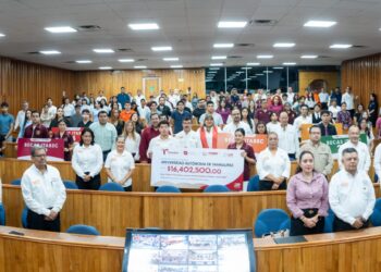 Más de 6 500 estudiantes de la UAT reciben beca