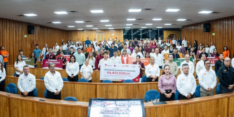 Más de 6 500 estudiantes de la UAT reciben beca