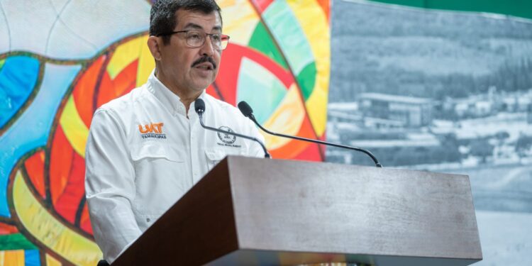 Más de 6 500 estudiantes de la UAT reciben beca