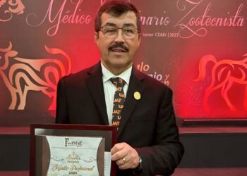 Recibe Dámaso Anaya Premio Nacional al Mérito Profesional 2025