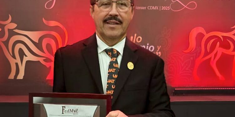 Recibe Dámaso Anaya Premio Nacional al Mérito Profesional 2025