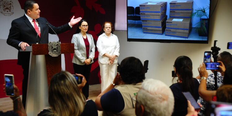 Benefició Cabeza de Vaca con contratos a los Carmona, denuncia Salud