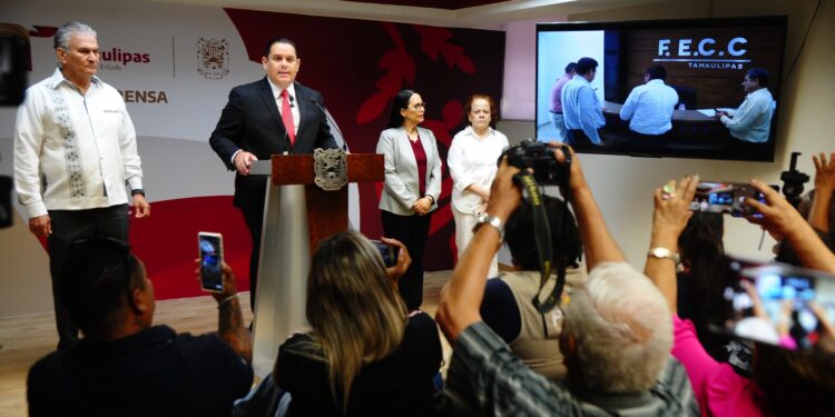 Benefició Cabeza de Vaca con contratos a los Carmona, denuncia Salud