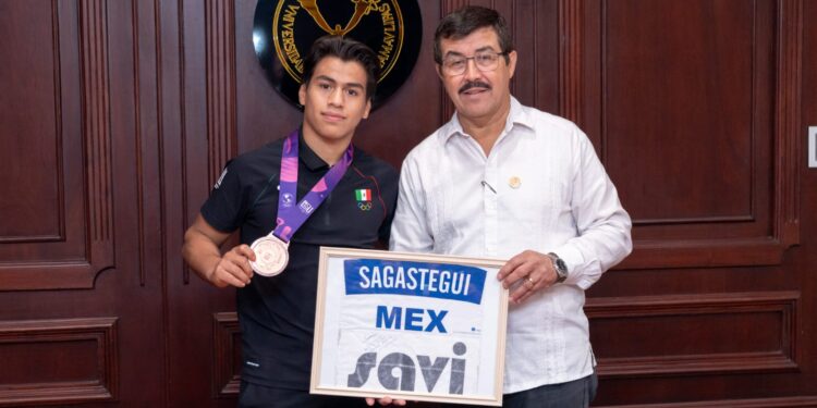 Reconoce rector a Lalo Sagastegui por sus logros deportivos a nivel internacional