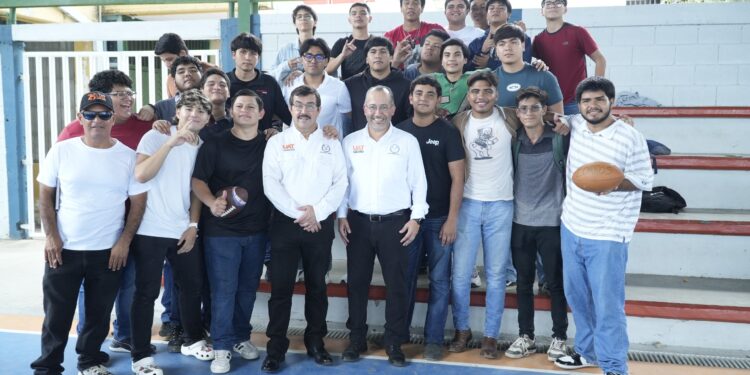 Rector y estudiantes de la UAT comparten jornada universitaria