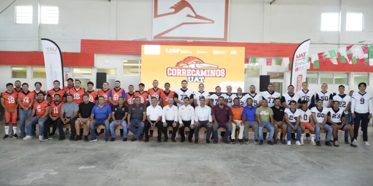 Entrega rector uniformes a Correcaminos UAT de la Liga Mayor ONEFA