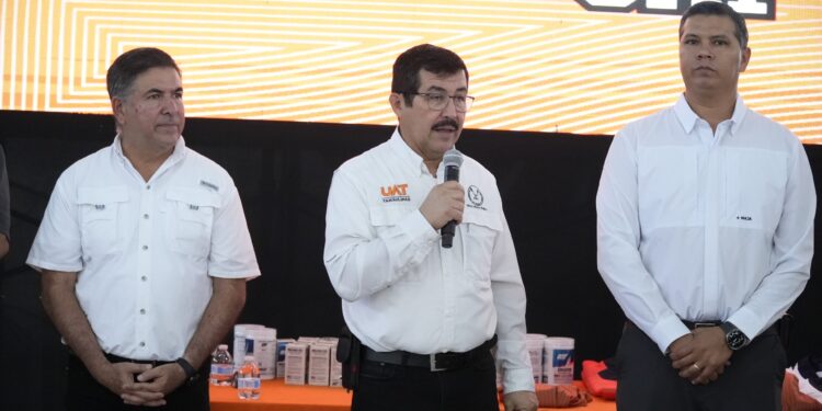 Entrega rector uniformes a Correcaminos UAT de la Liga Mayor ONEFA