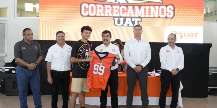 Entrega rector uniformes a Correcaminos UAT de la Liga Mayor ONEFA