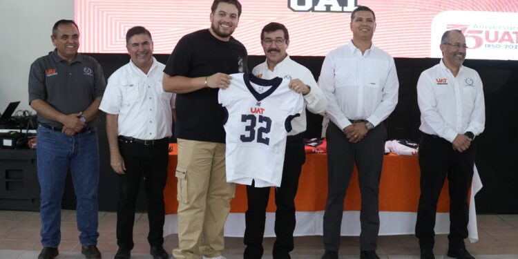 Entrega rector uniformes a Correcaminos UAT de la Liga Mayor ONEFA