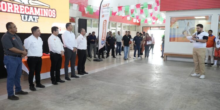 Entrega rector uniformes a Correcaminos UAT de la Liga Mayor ONEFA