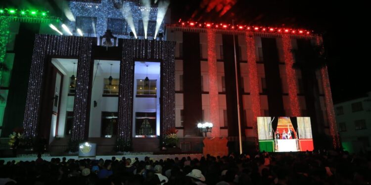 Da Américo Villarreal Grito de Independencia junto a miles de familias tamaulipecas