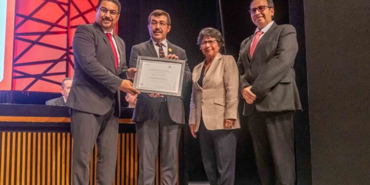 Entregan a la UAT nuevas certificaciones por su calidad educativa