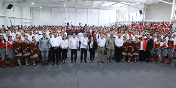 Inaugura Américo Villarreal gimnasio en Escuela Normal de Educadoras, legado de su padre