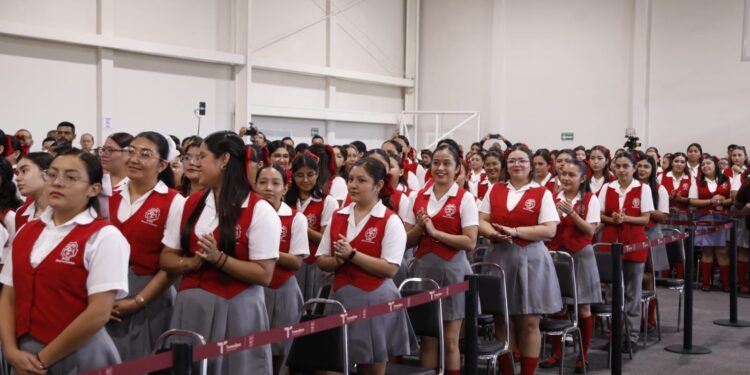 Inaugura Américo Villarreal gimnasio en Escuela Normal de Educadoras, legado de su padre