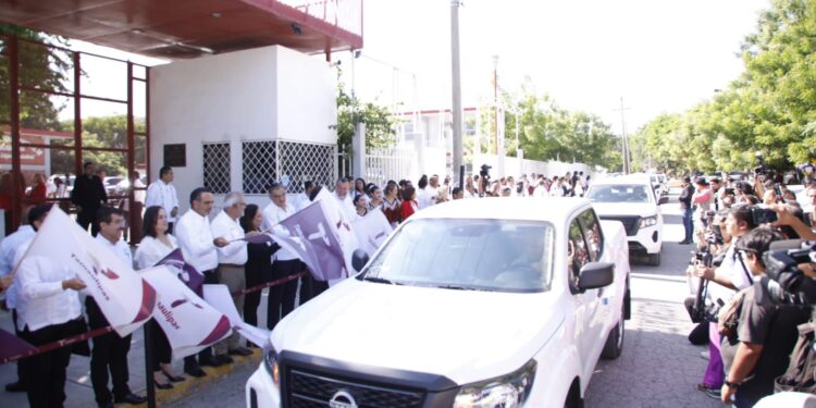 Inaugura Américo Villarreal gimnasio en Escuela Normal de Educadoras, legado de su padre