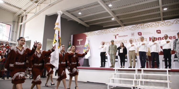 Inaugura Américo Villarreal gimnasio en Escuela Normal de Educadoras, legado de su padre