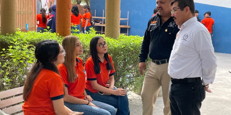 Sostiene rector encuentro con universitarios de Valle Hermoso