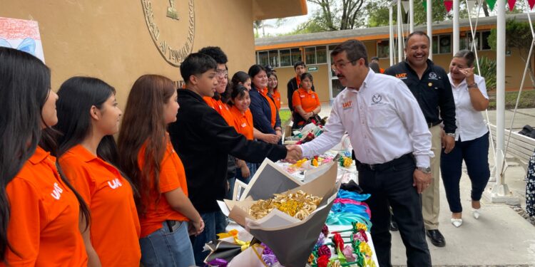 Sostiene rector encuentro con universitarios de Valle Hermoso