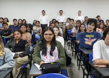Comparte el rector logros y proyectos con estudiantes de la Facultad de Derecho Victoria