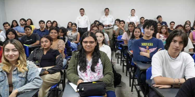 Comparte el rector logros y proyectos con estudiantes de la Facultad de Derecho Victoria