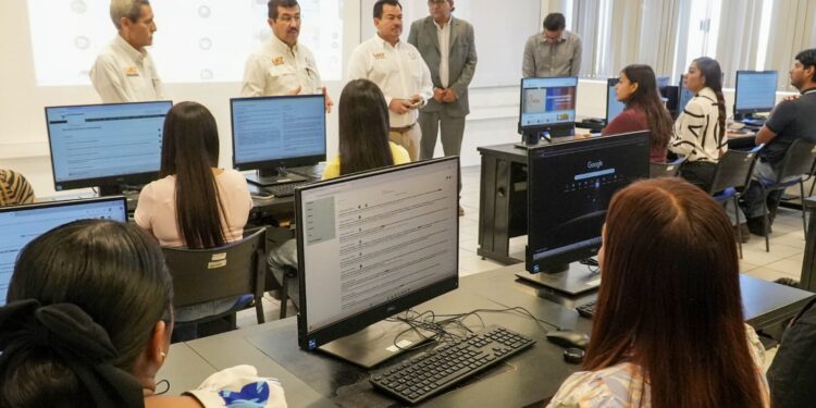 Comparte el rector logros y proyectos con estudiantes de la Facultad de Derecho Victoria