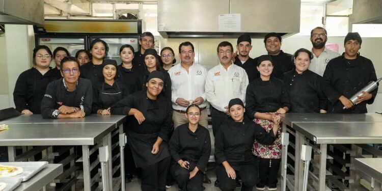 Comparte el rector logros y proyectos con estudiantes de la Facultad de Derecho Victoria