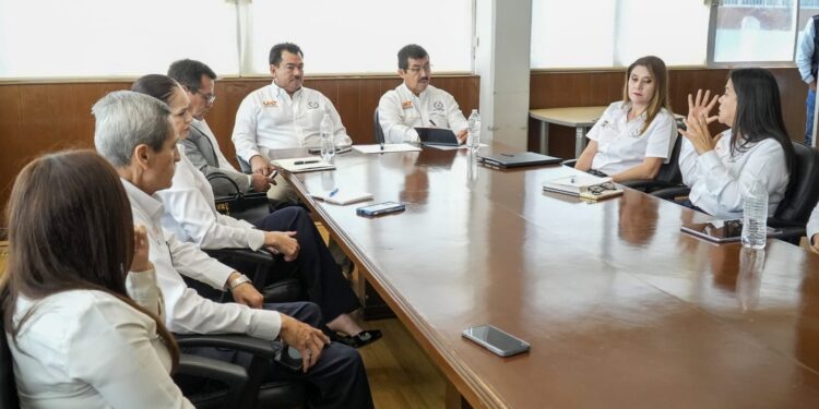 Comparte el rector logros y proyectos con estudiantes de la Facultad de Derecho Victoria