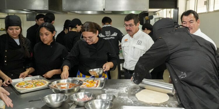 Comparte el rector logros y proyectos con estudiantes de la Facultad de Derecho Victoria