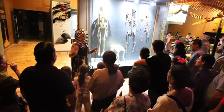 Disfrutan familias “Una Noche en el Museo”