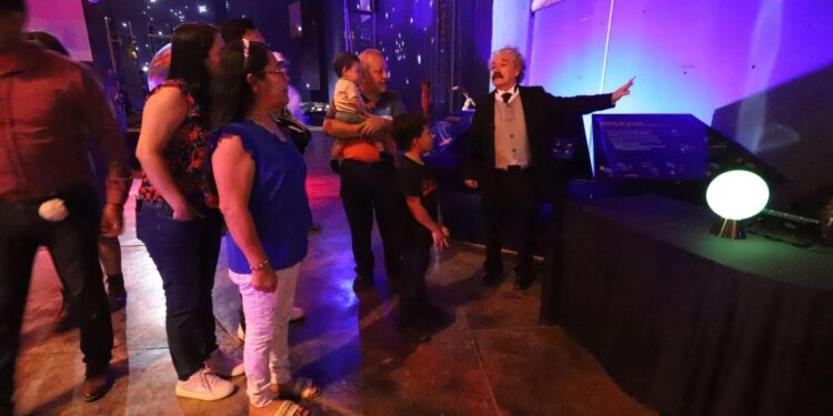 Disfrutan familias “Una Noche en el Museo”