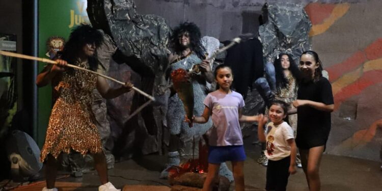 Disfrutan familias “Una Noche en el Museo”