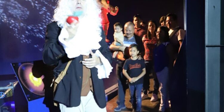 Disfrutan familias “Una Noche en el Museo”