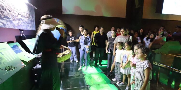 Disfrutan familias “Una Noche en el Museo”