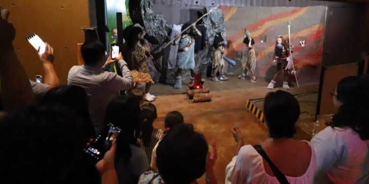 Disfrutan familias “Una Noche en el Museo”