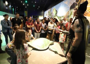 Disfrutan familias “Una Noche en el Museo”