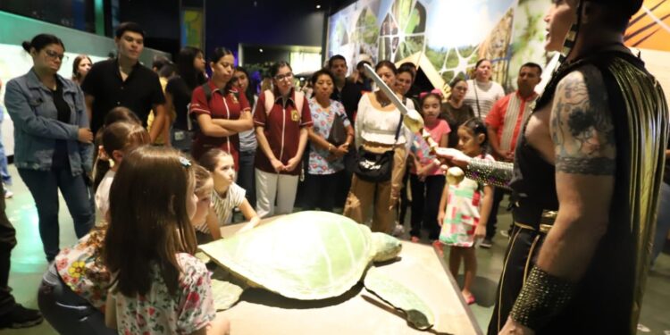 Disfrutan familias “Una Noche en el Museo”